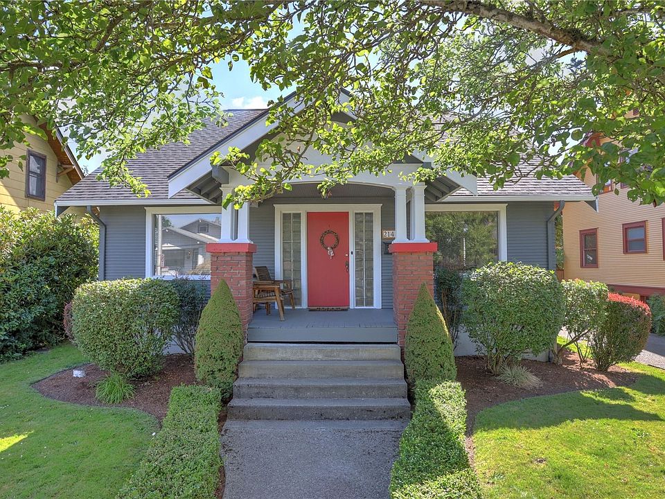 Welcome home to this 1924 Craftsman-style home!>