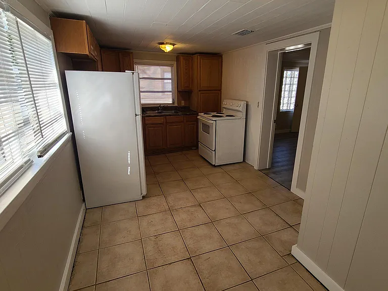 315 S J St #B — Photo 8