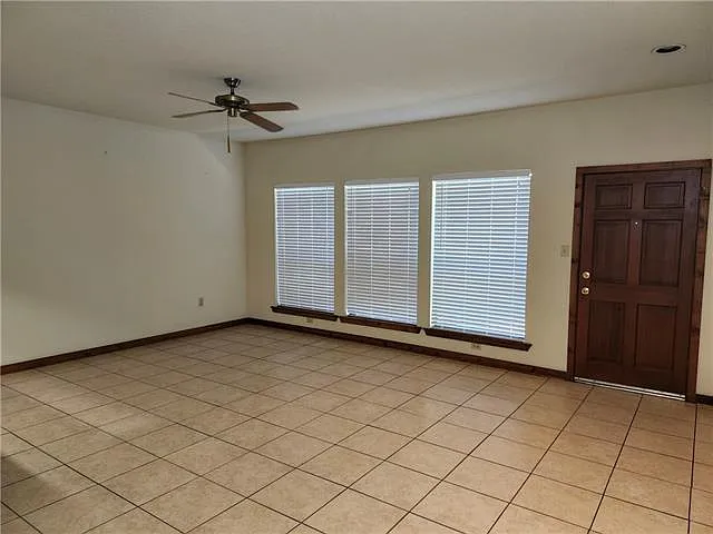 1 bed, 1.0 bath, 925 sqft, $1,200 — Photo 2