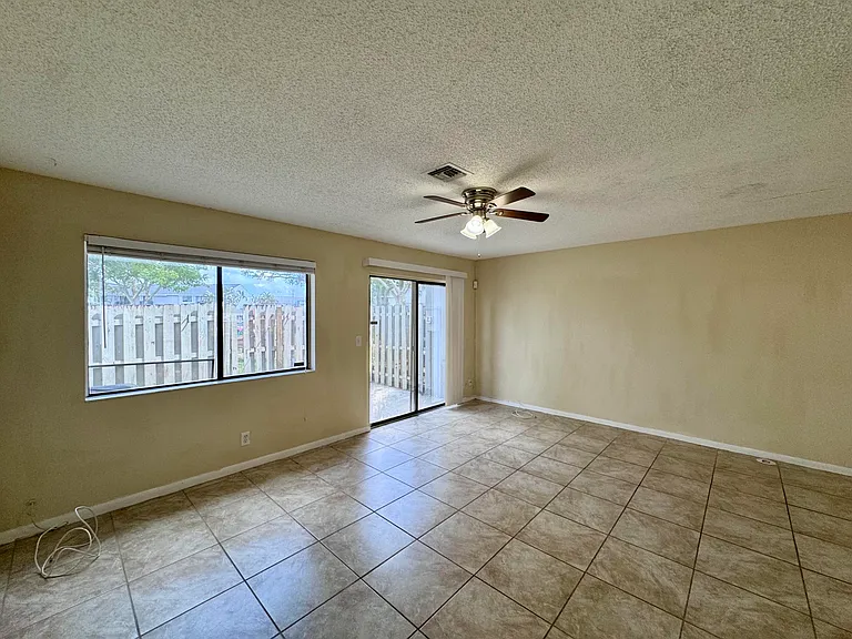 704 Riverside Dr — Photo 32