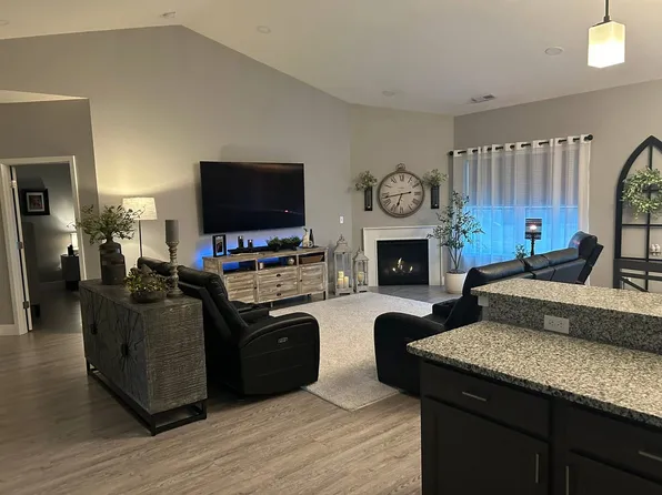 11932 Baneberry Dr, Roscoe, IL 61073