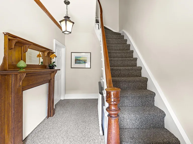 19 Western Ave — Photo 2