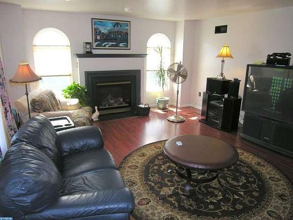 3rd image of 543 Woodrow Ct
