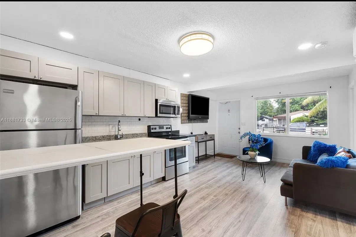 2 bed, 800 sqft, $2,500 — Photo 3