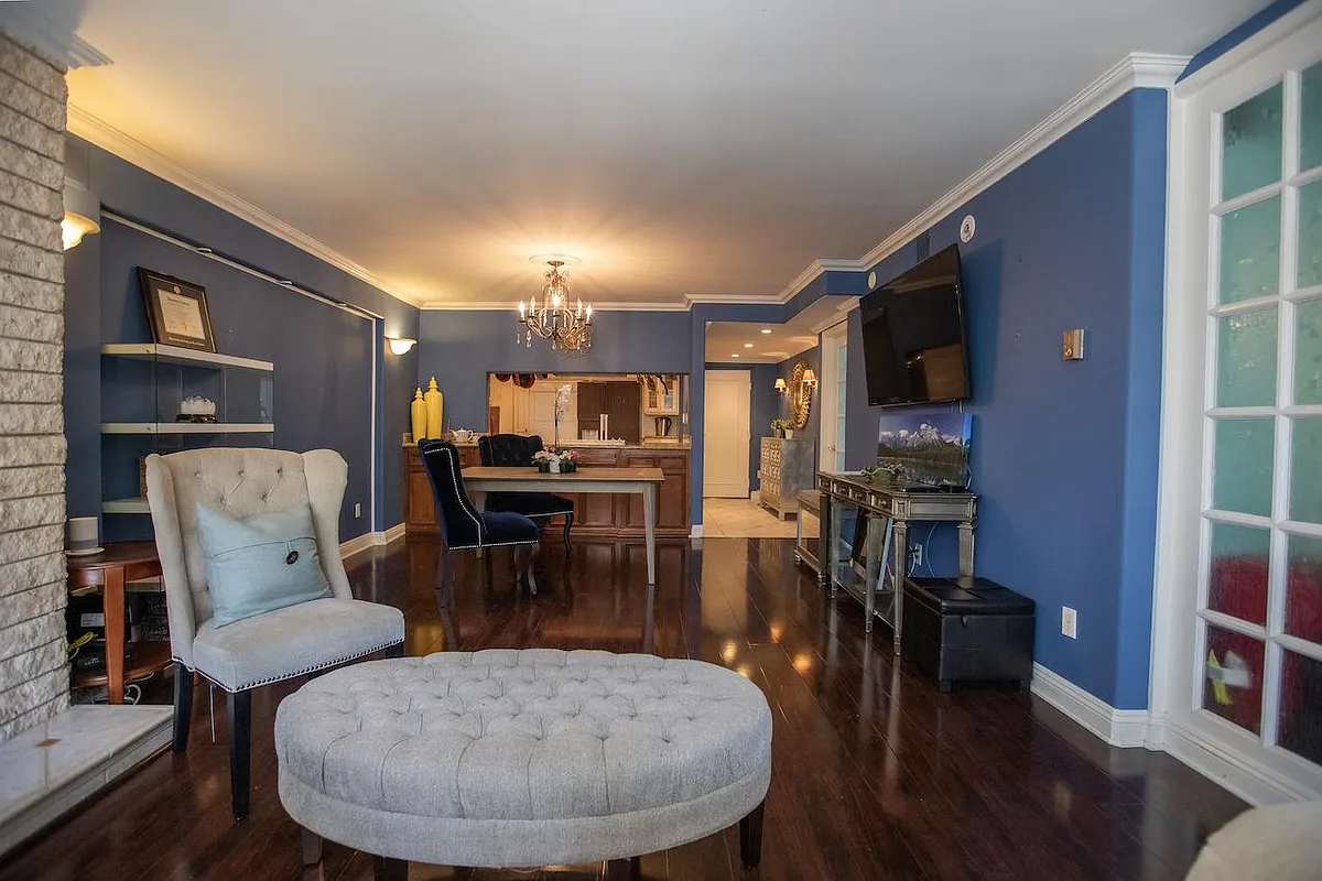 Building Photo - 10966 Rochester Ave #2F