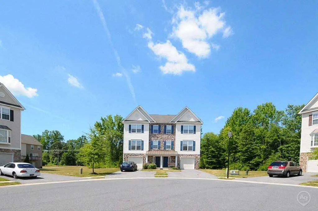 Valley Stream Village Townhomes — Photo 3