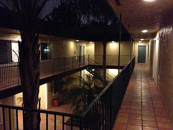5th image of 1002 30th St APT 204