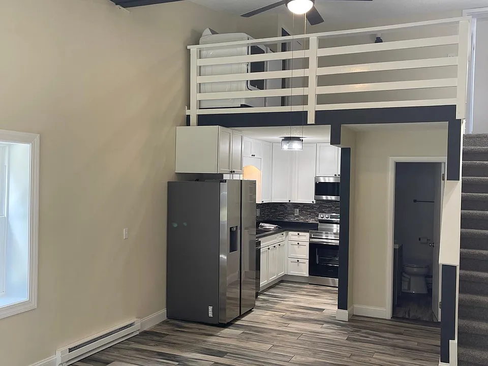 32 W Washington St #8