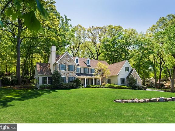 3rd image of 381 Castlewood Dr