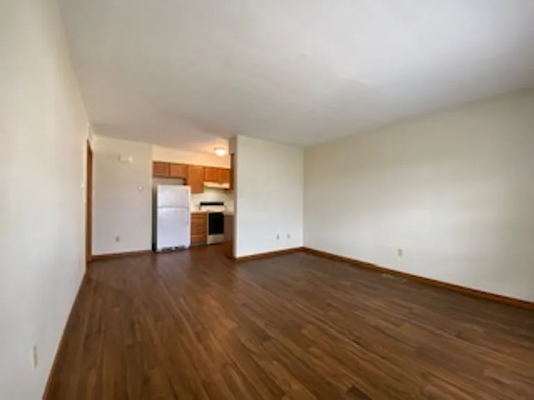 204 Stonewall Ct — Photo 2