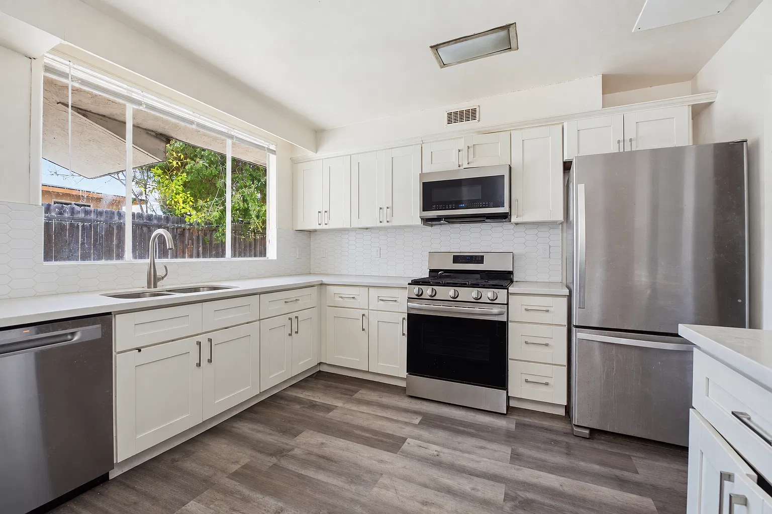 8 bed, 2300 sqft, $12,600 — Photo 2