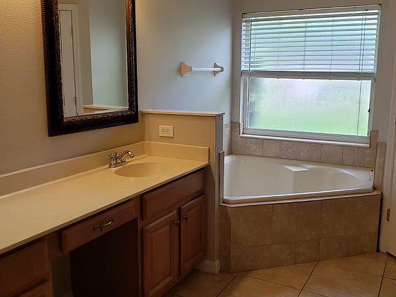 4th image of 16561 Cedar Run Dr
