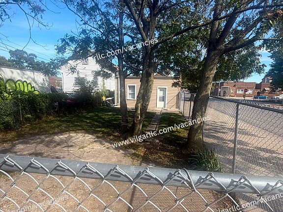 3rd image of 3940 Deodar St