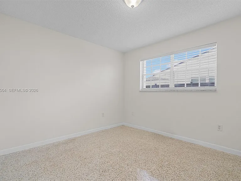 1333 W 37th St — Photo 25