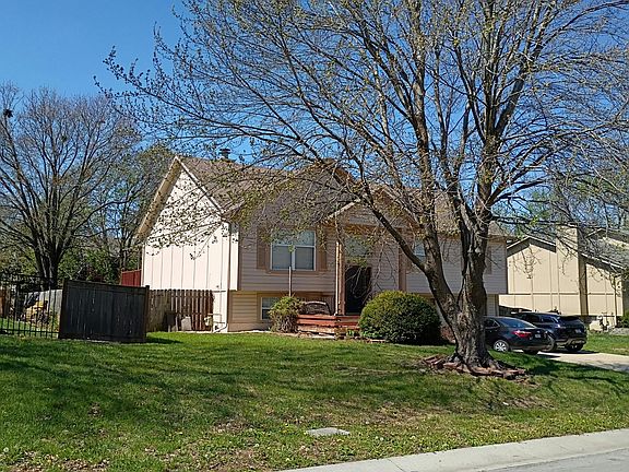 3rd image of 924 NE Carousel Ln