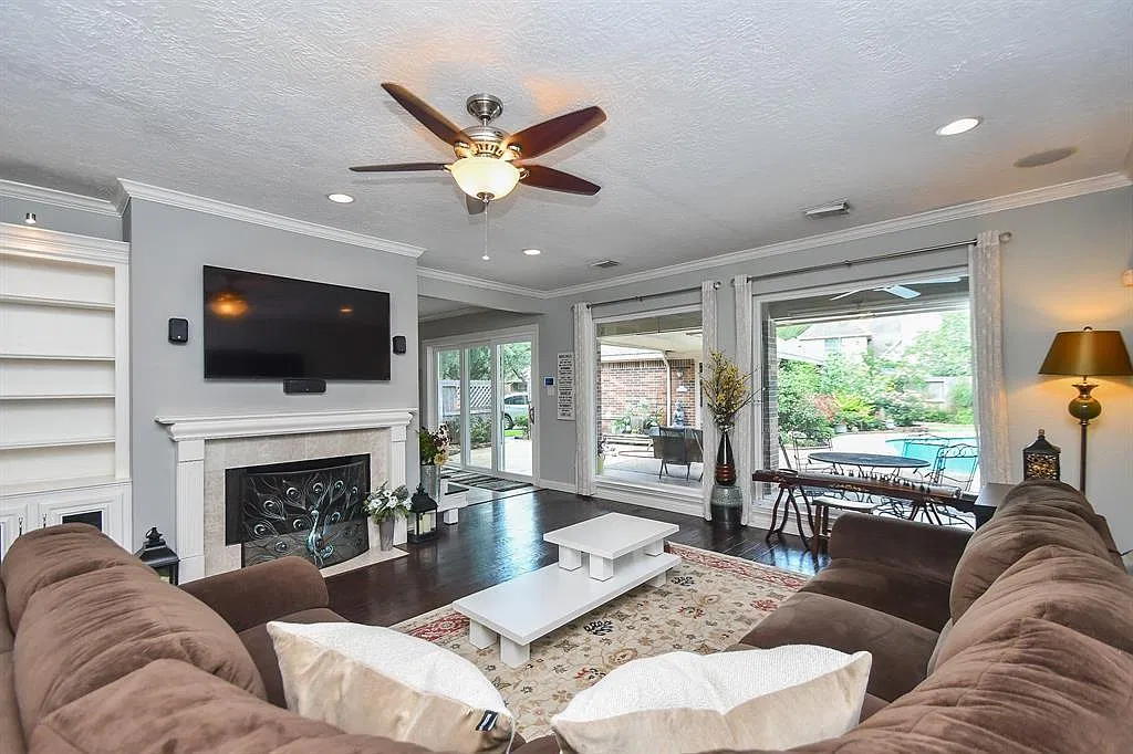 4 bed, 2.5 bath, 2909 sqft, $3,500 — Photo 2