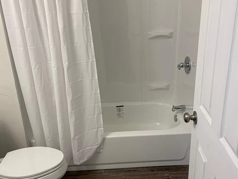 1366 Jennings Ave — Photo 3