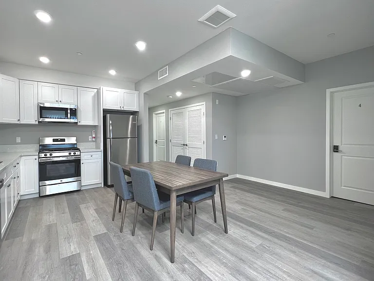 1370 W 35th Pl — Photo 2
