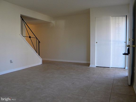 2nd image of 2202 Columbia Pl