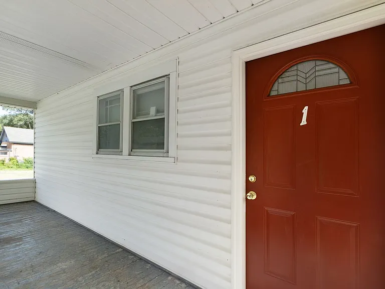 1215 Poyntz Ave — Photo 3