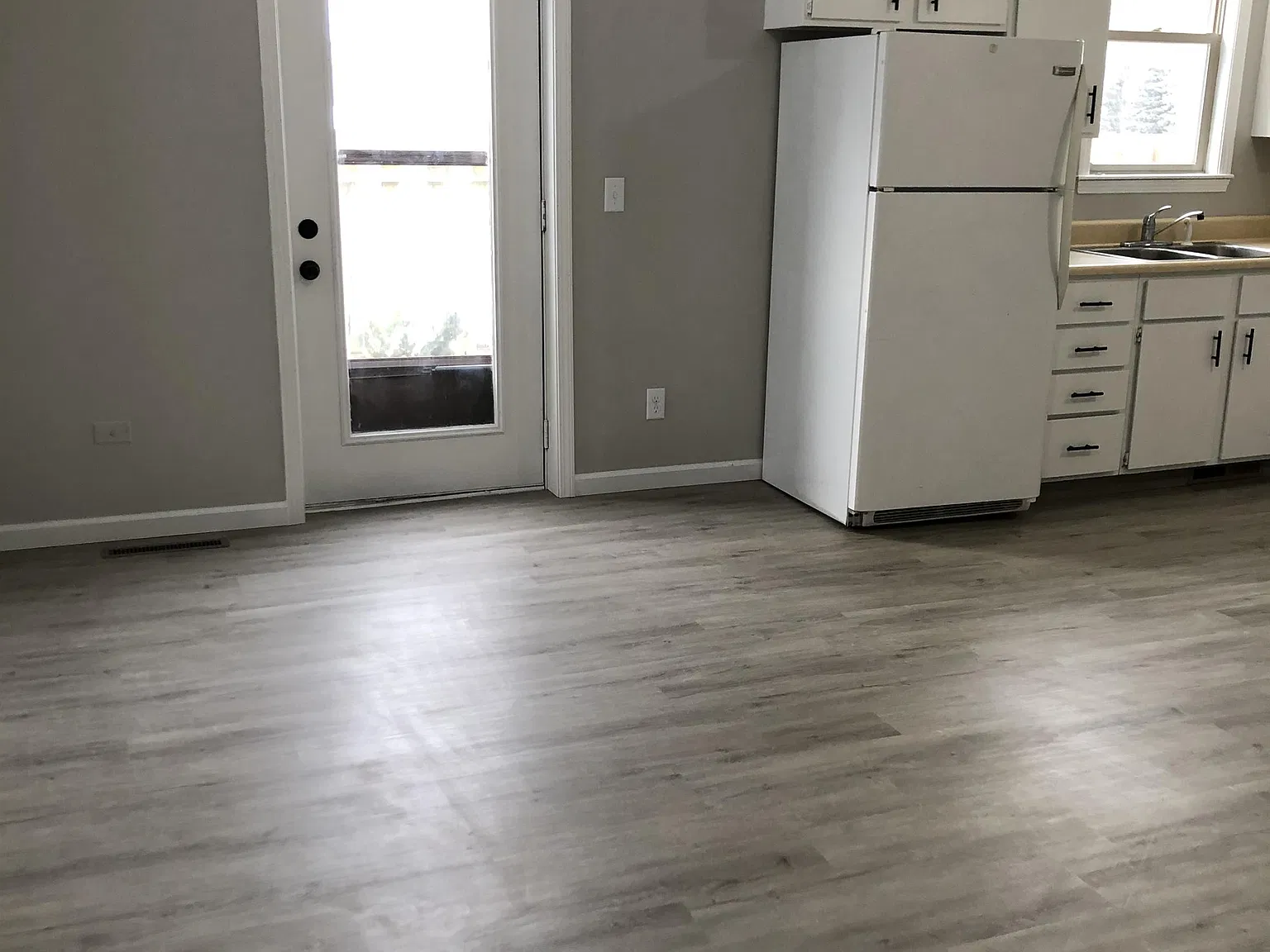 2185 Elizabeth St - B — Photo 3