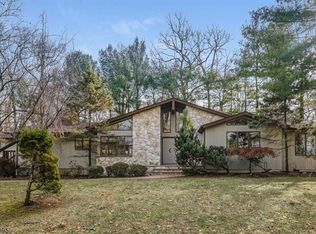 2 Driftway Ln, Green Brook, NJ 08812
