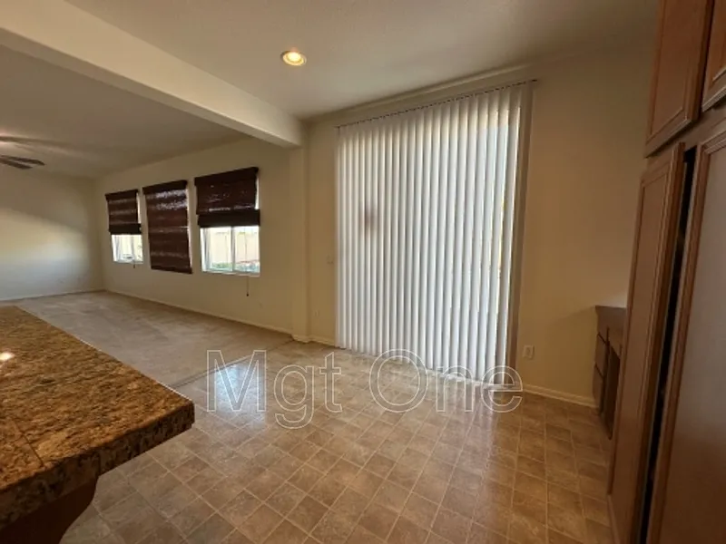 4 bed, 2.0 bath, 2582 sqft, $3,100 — Photo 4