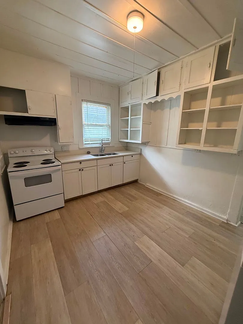 House For Rent - 1380 Live Oak St, Beaumont, TX 77703 — Photo 3
