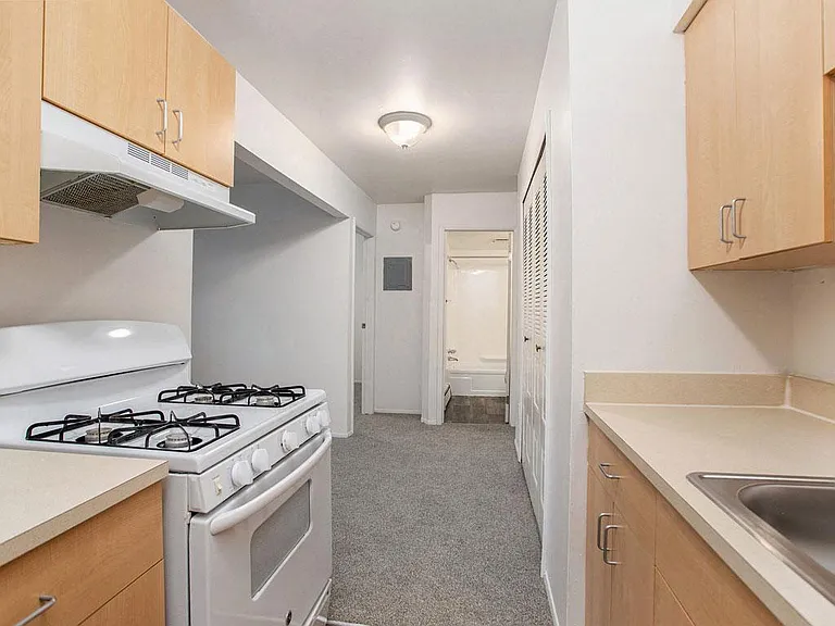 Fairlane Apartments — Photo 12