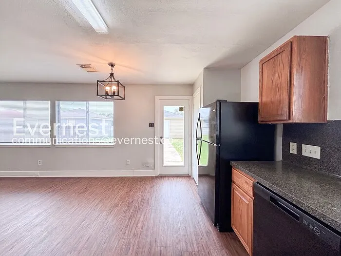 1043 Grassy View Dr — Photo 4