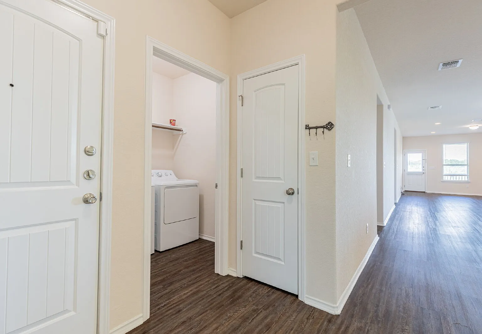 3 bed, 2.0 bath, 1800 sqft, $2,350 — Photo 3