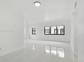8010 Crespi Blvd, Miami Beach, FL