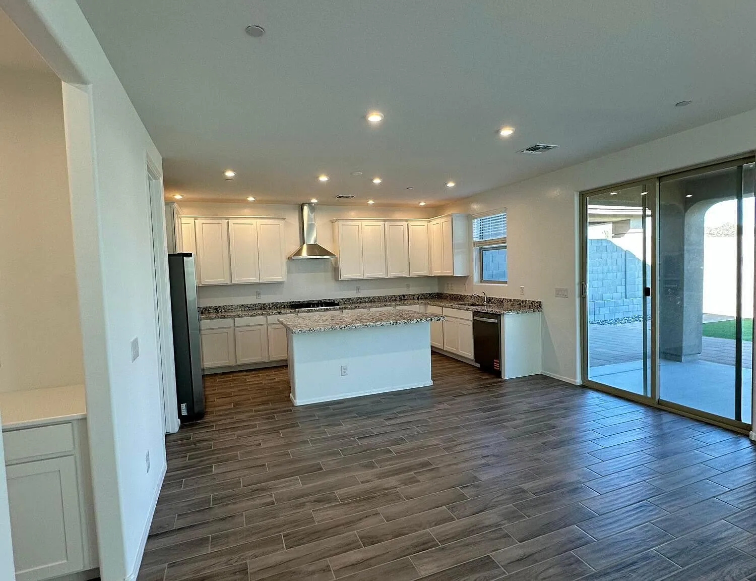 5 bed, 2476 sqft, $2,950 — Photo 2