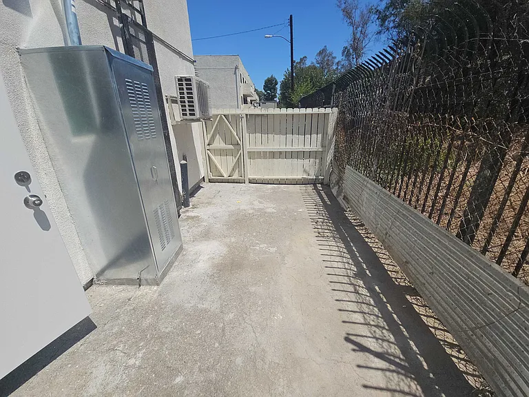 Leadwell St — Photo 20