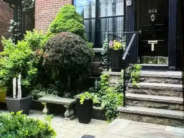 664 Huron St #1A, Toronto, ON M5R 2R9