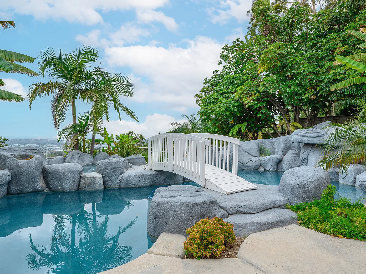 6 bed, 5881 sqft, $9,700 — Photo 2