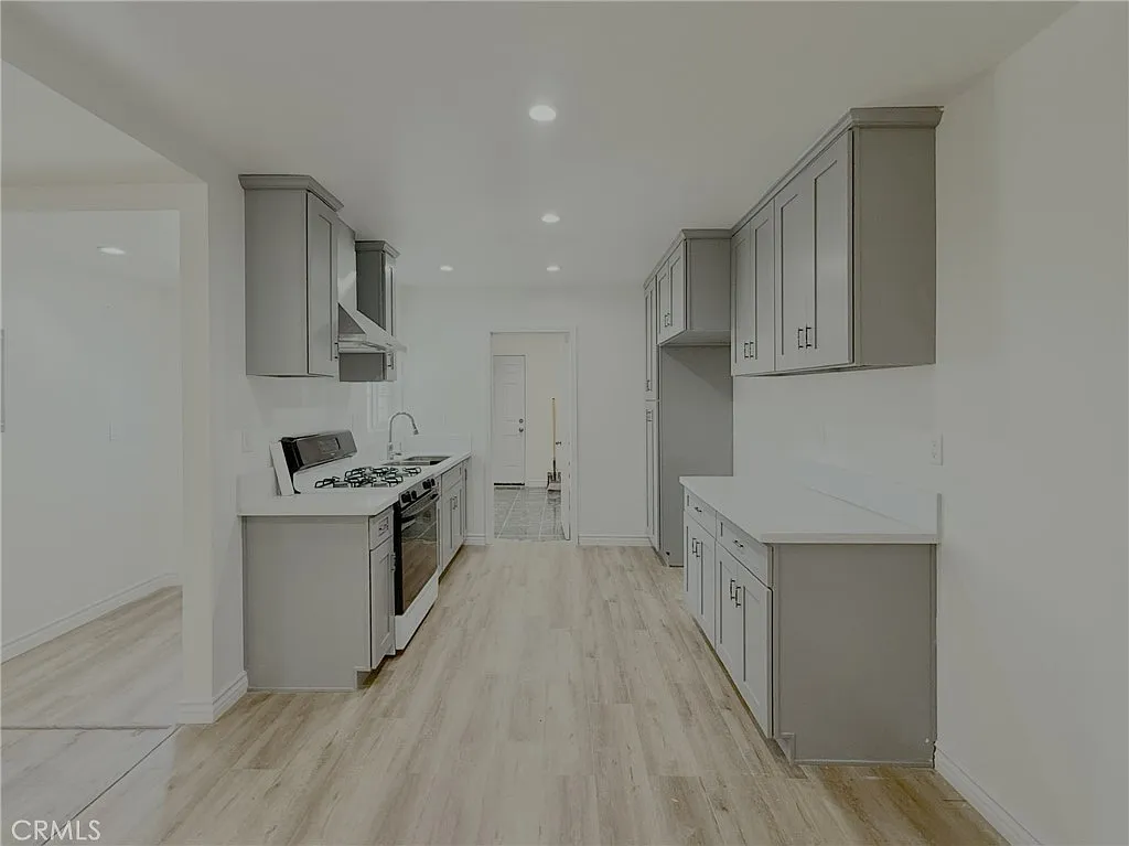 3 bed, 855 sqft, $2,700 — Photo 4
