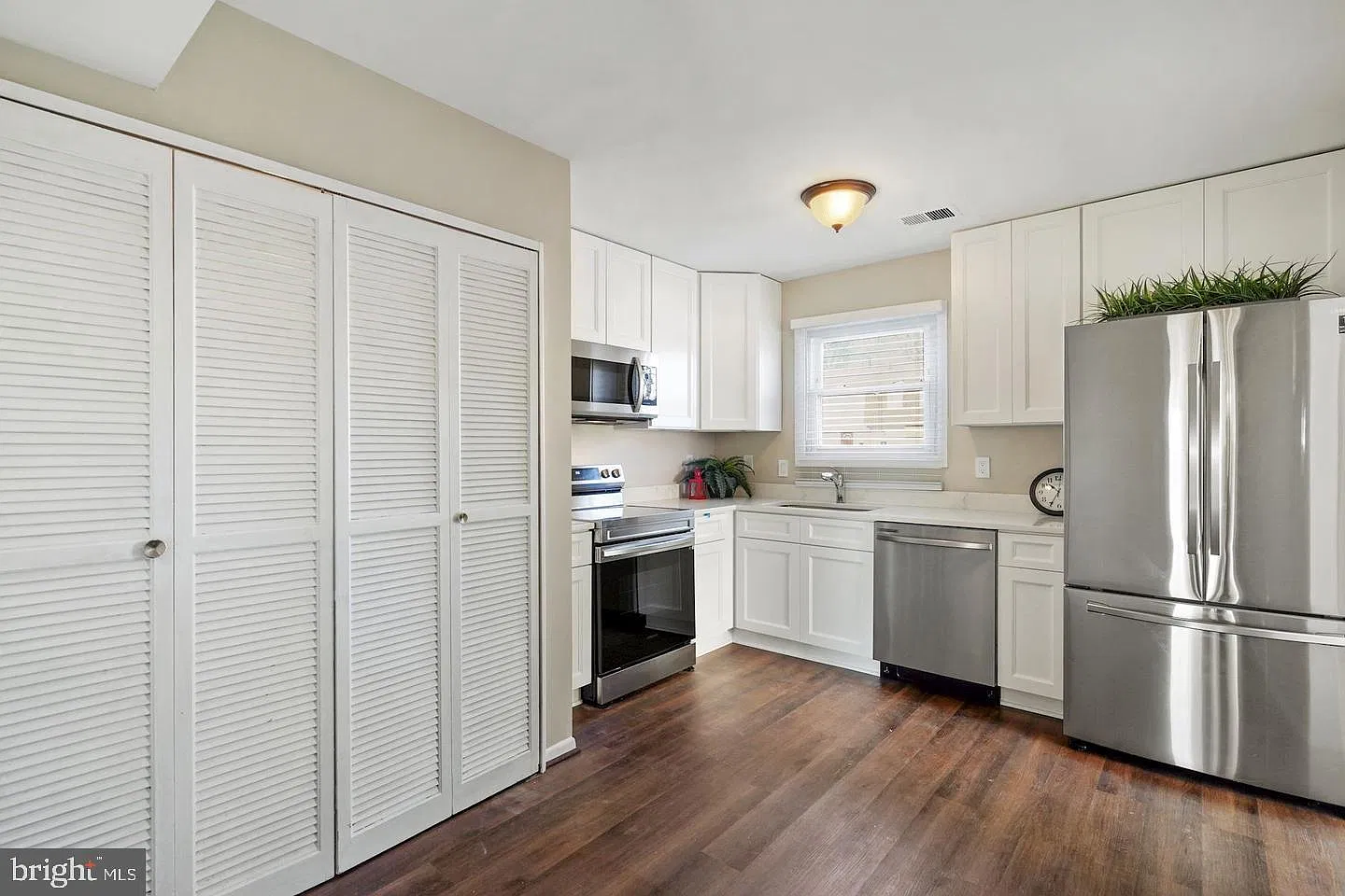3 bed, 2.5 bath, 1452 sqft, $2,100 — Photo 3