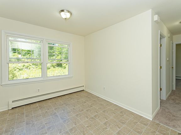 5th image of 33 Pineview Pl