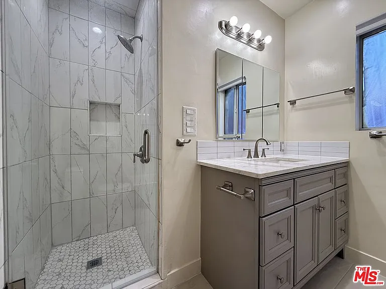 6205 Gentry Ave — Photo 9