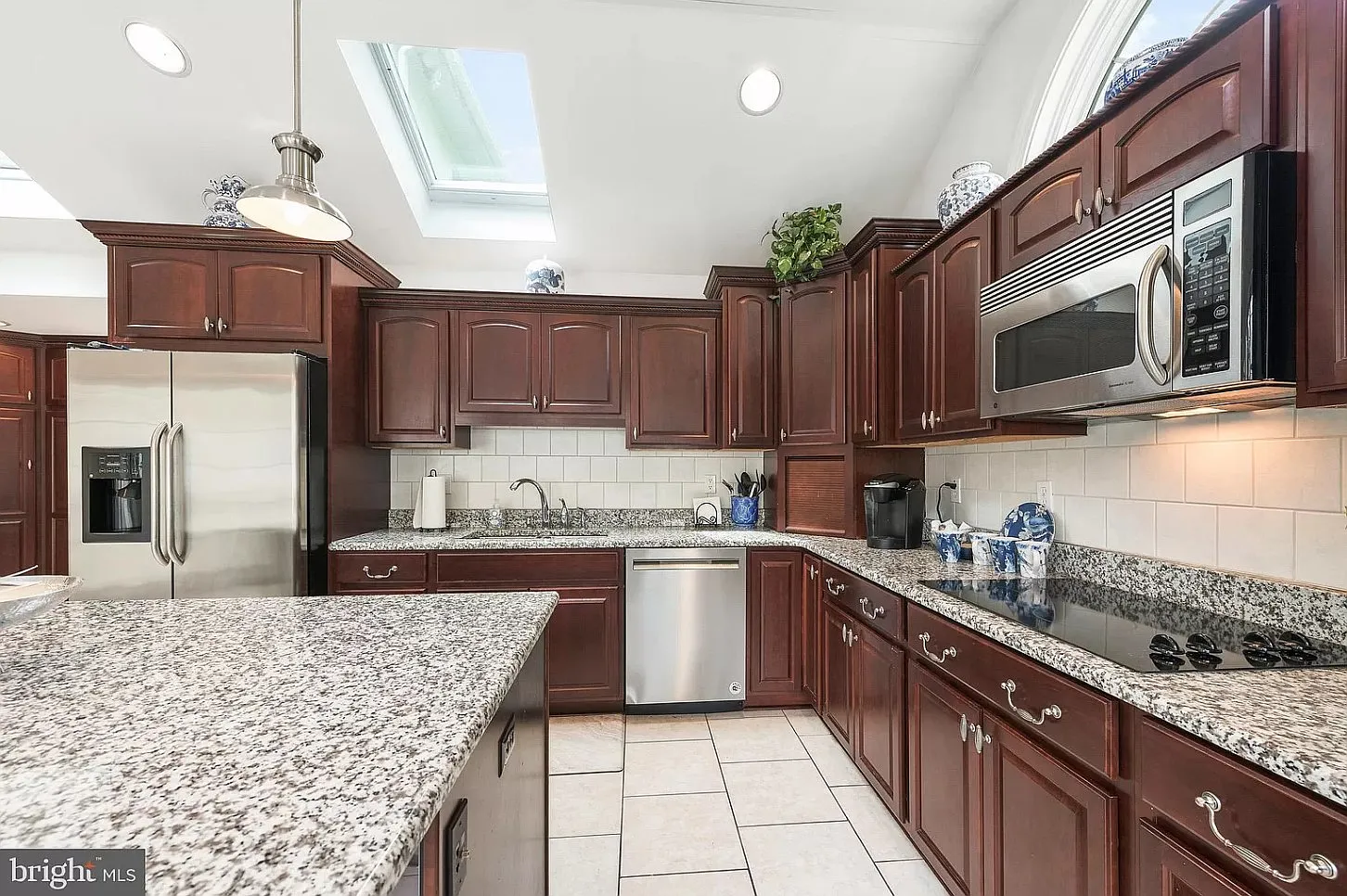 4 bed, 5481 sqft, $5,800 — Photo 3