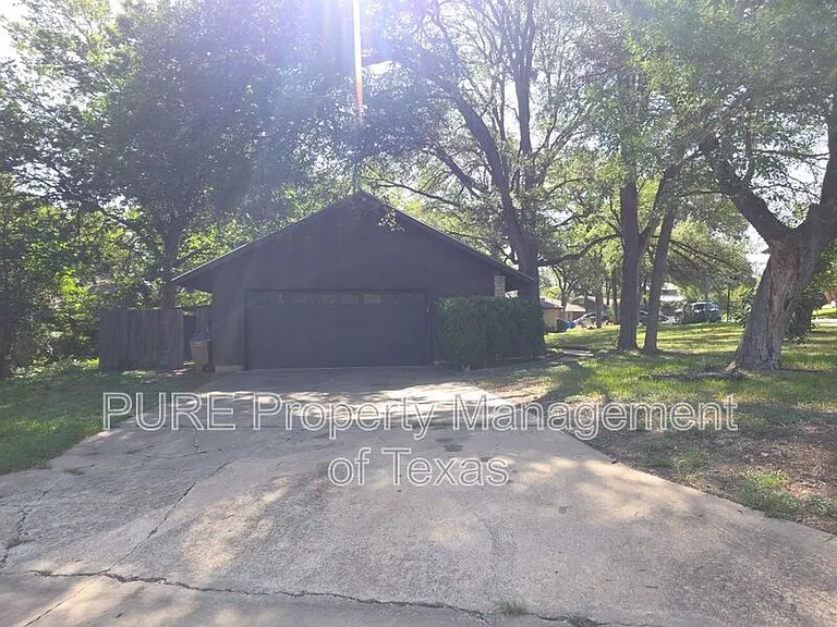 3000 Lakeside Dr — Photo 3
