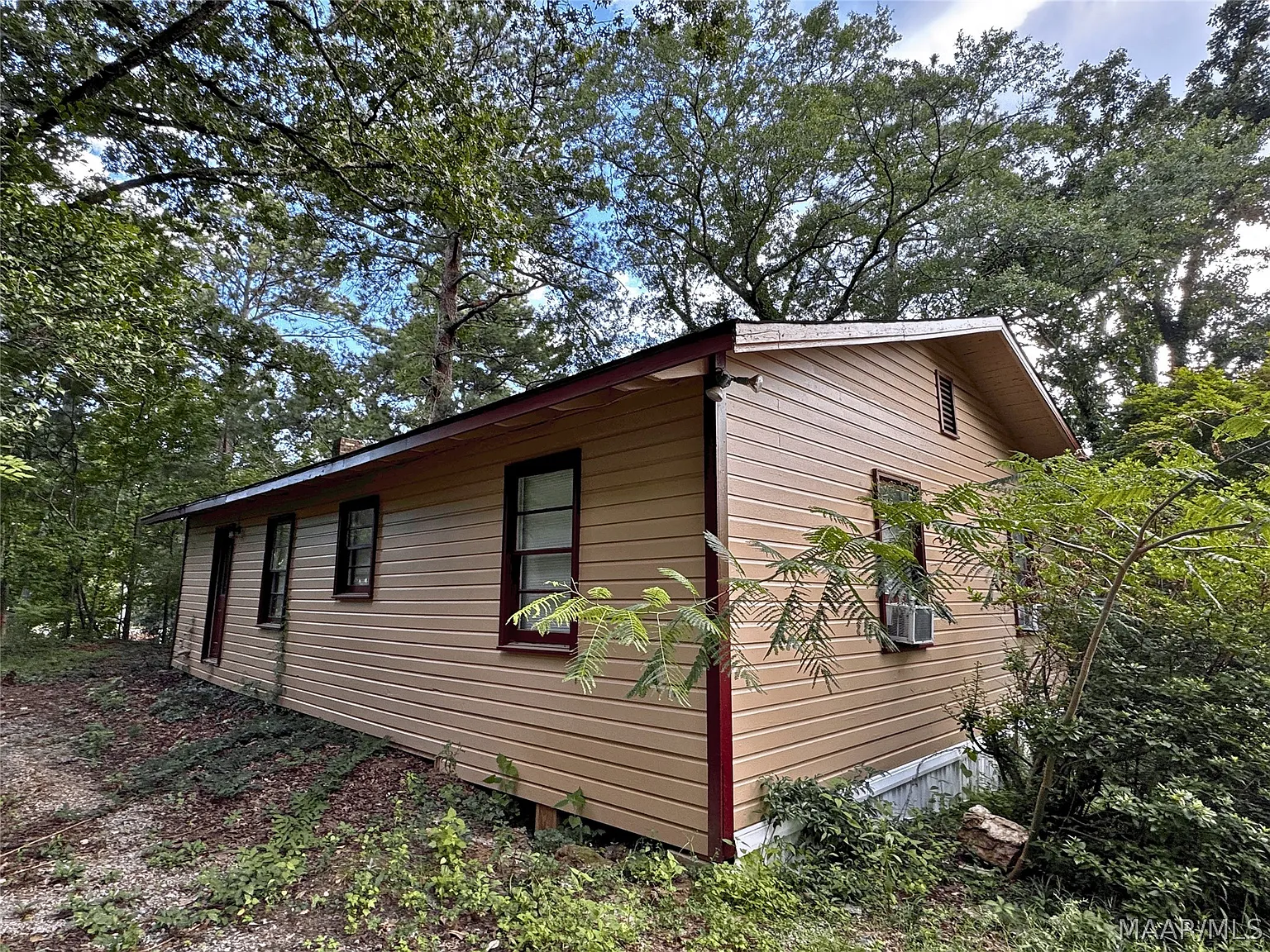 3 bed, 1.0 bath, 1128 sqft, $975 — Photo 3