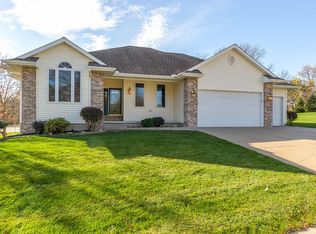 1902 Wildwood Ln, Muscatine, IA 52761
