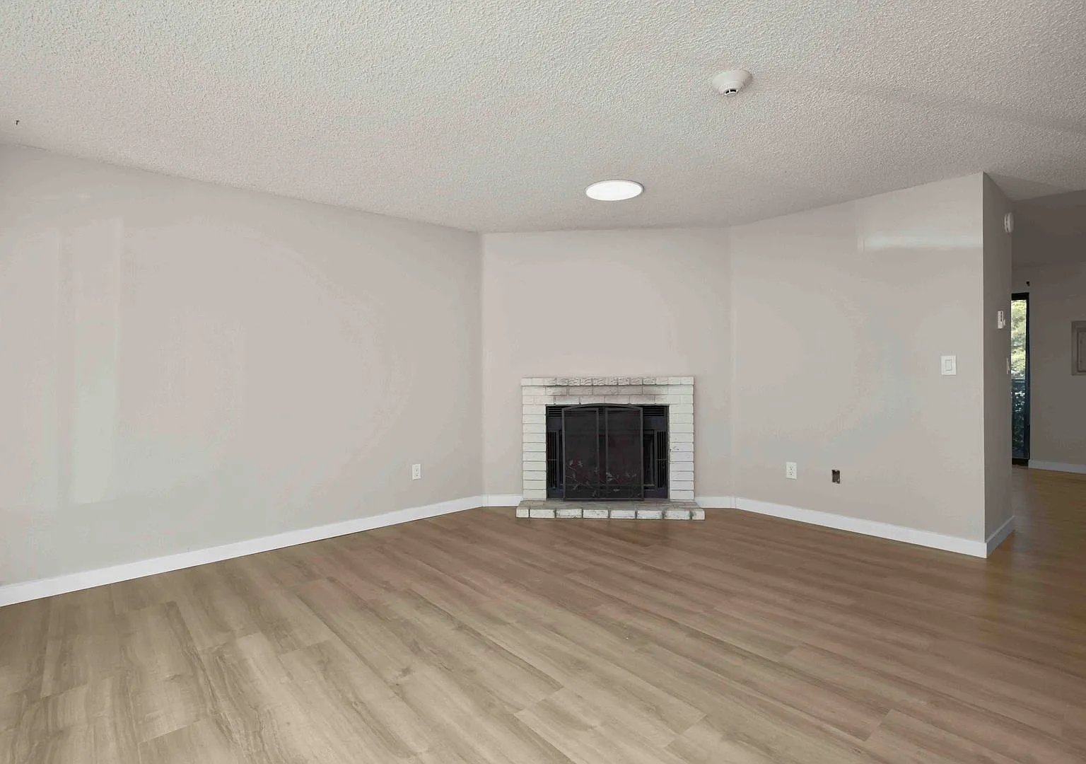 2-Bedroom Condo in Lynnwood — Photo 2