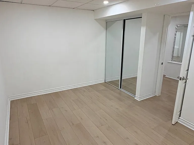 328 Woodspring Ave #BASEMENT — Photo 20