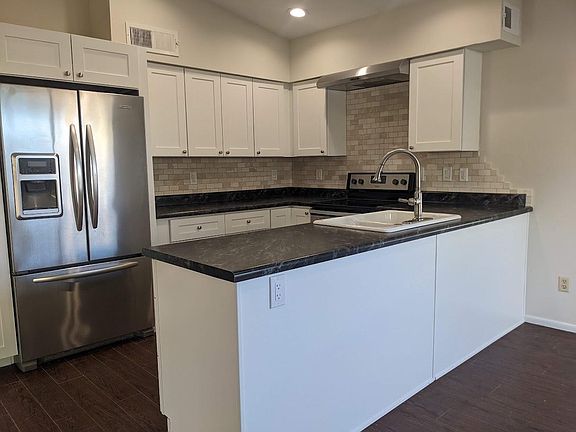 3rd image of 3337 S Parkside Dr