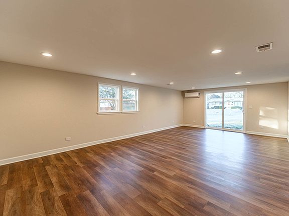 4th image of 7681 Willow Ave