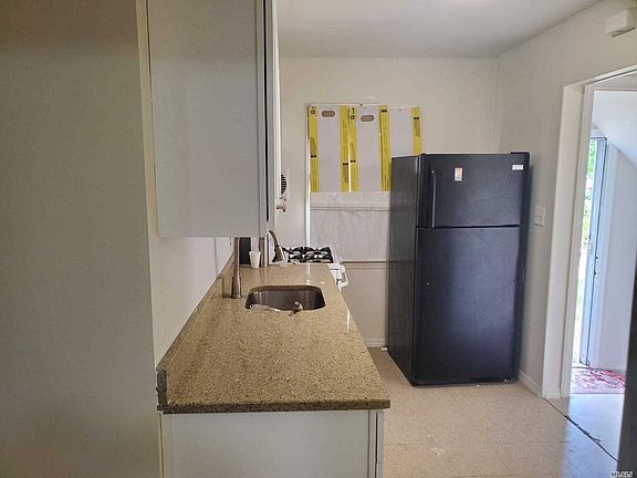 4th image of 11 Fairview Blvd