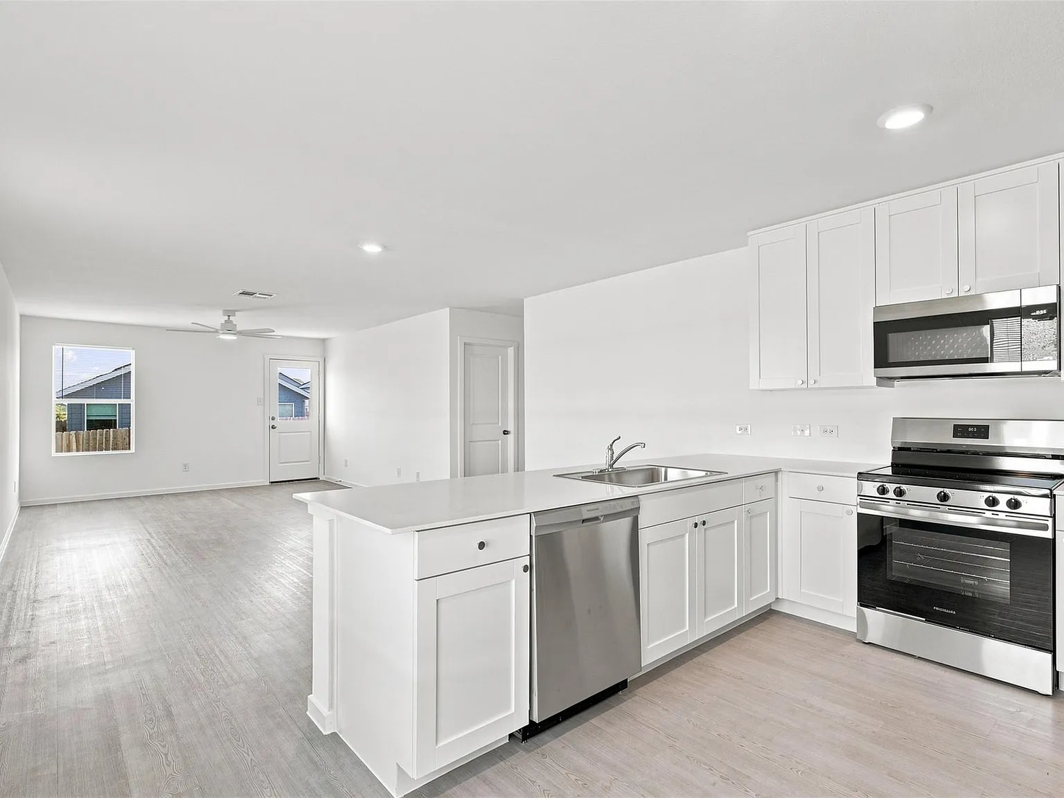 3 bed, 2.0 bath, 1354 sqft, $1,700 — Photo 1